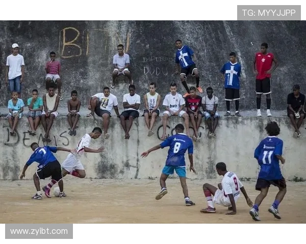 巴西足球明星在街头与粉丝亲密互动拍照留念瞬间